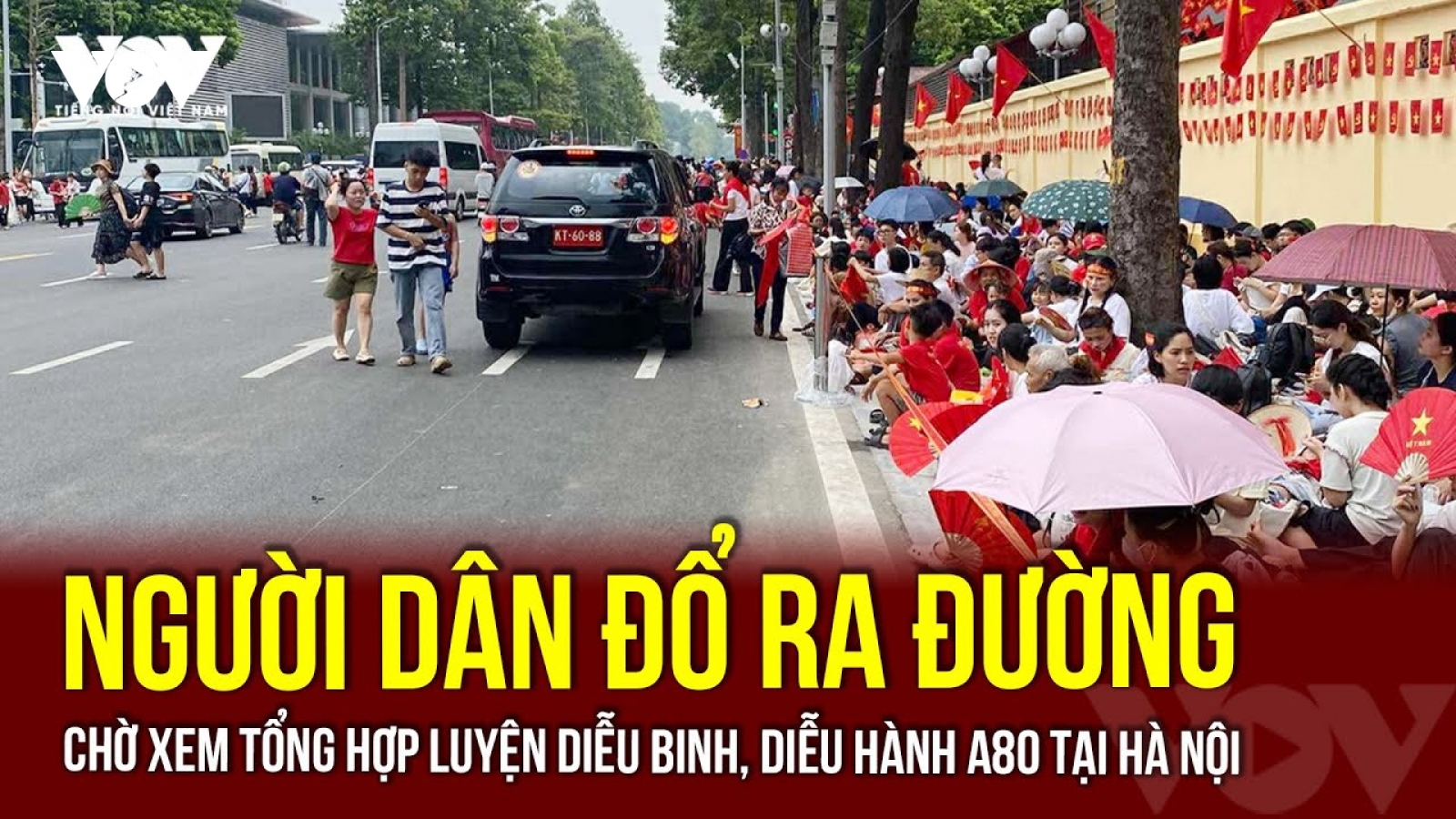 Người dân đổ ra đường chờ xem tổng hợp luyện diễu binh, diễu hành A80 tại Hà Nội