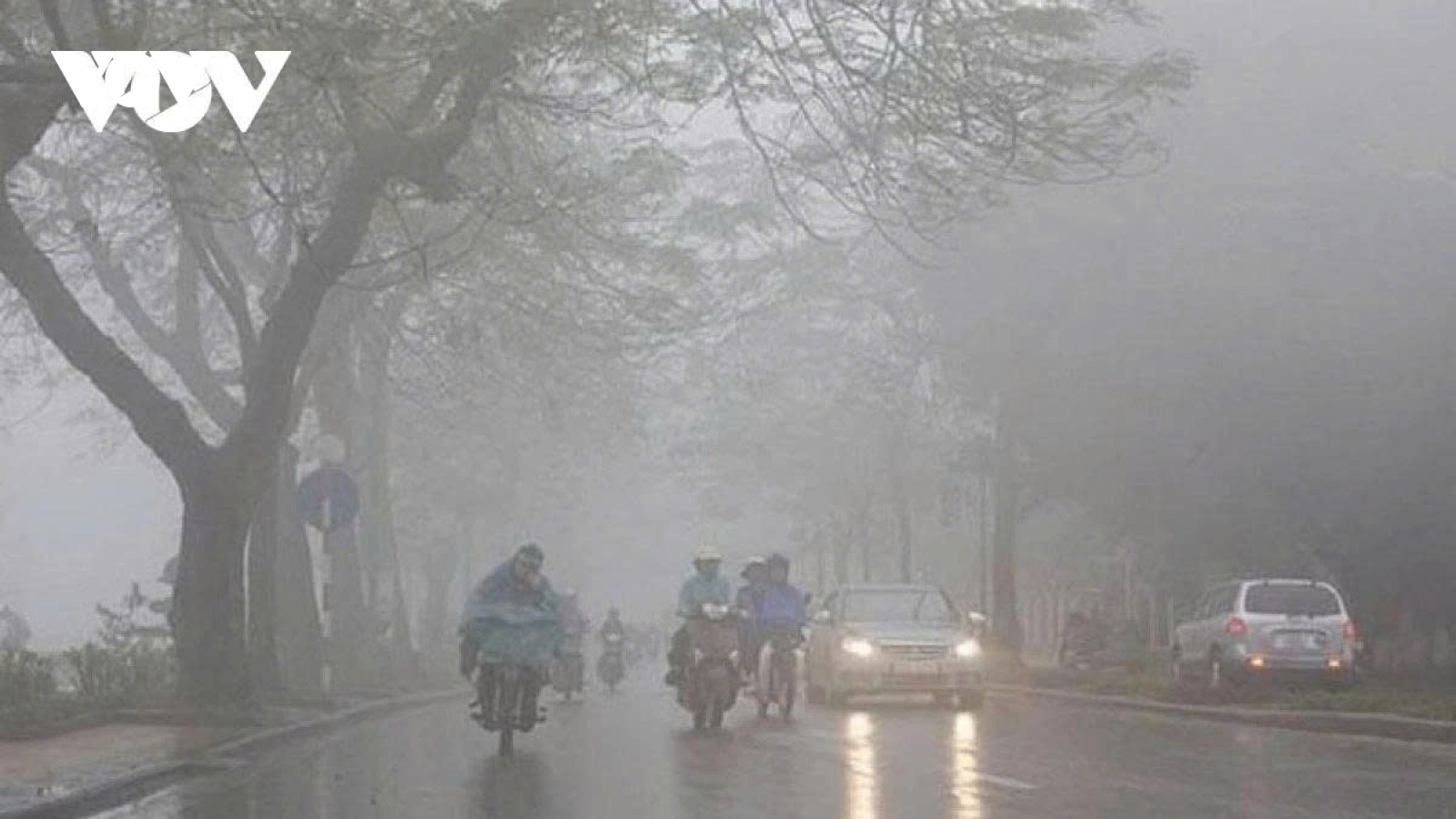 Cảnh báo dông, lốc, sét, mưa đá và mưa lớn cục bộ tại Hà Nội