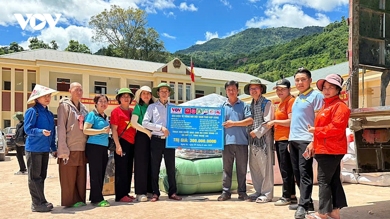 Báo Điện tử Tiếng nói Việt Nam cùng trao hơn 850 triệu đồng đến vùng lũ Nghệ An