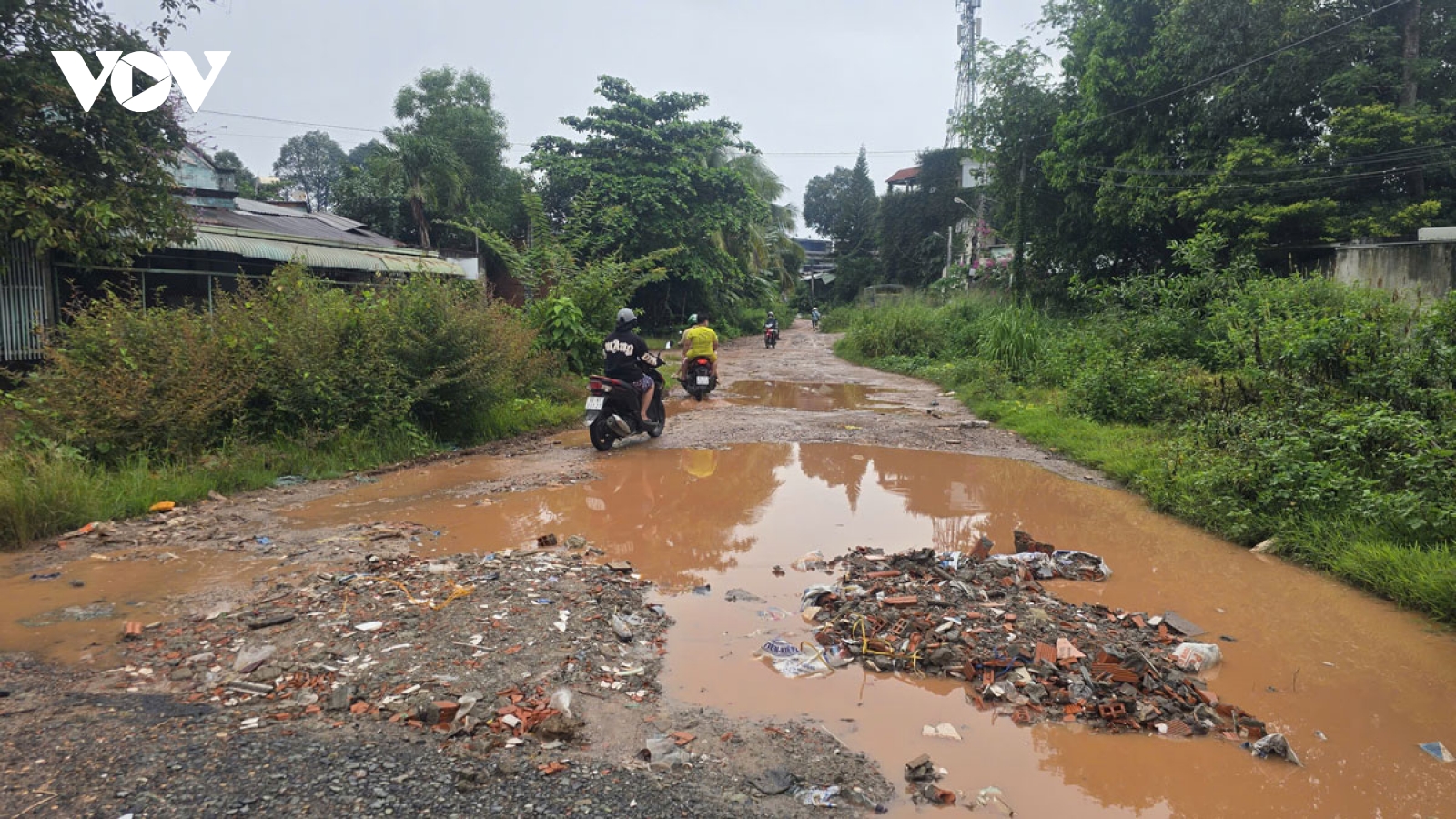 Cuộc sống người dân bị "mắc kẹt" vì những con đường xuống cấp