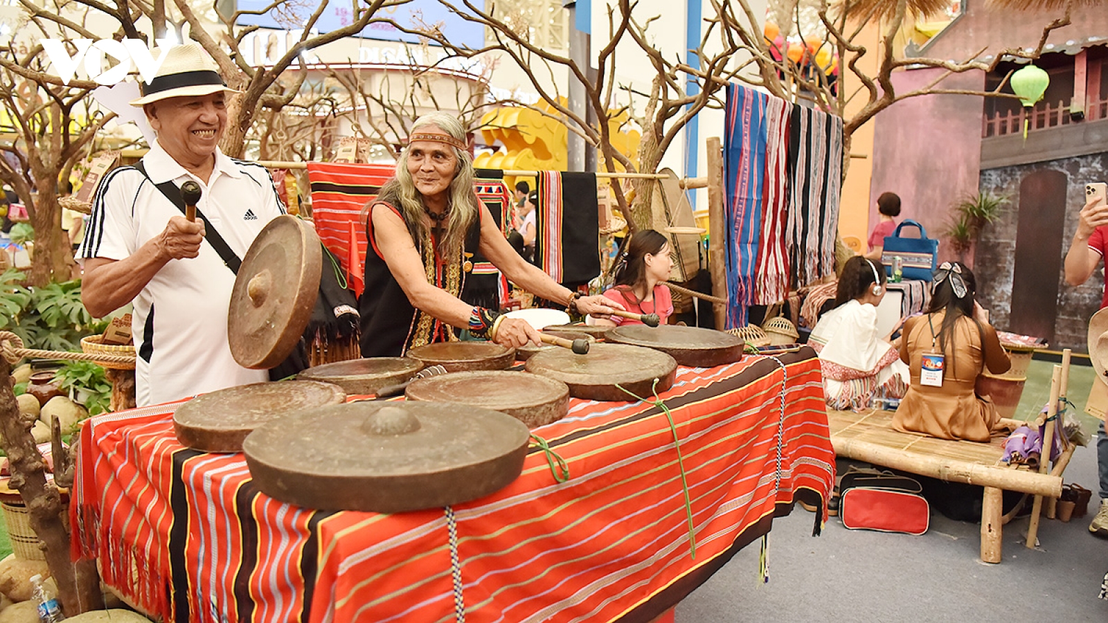 Tưng bừng hoạt động nghệ thuật trong ngày khai mạc Triển lãm 80 năm