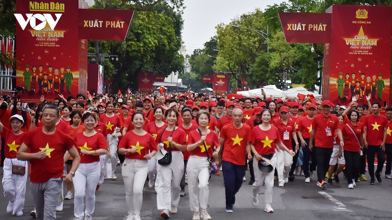 Hàng vạn người "nhuộm đỏ" Hồ Gươm hưởng ứng đi bộ “Cùng Việt Nam tiến bước”