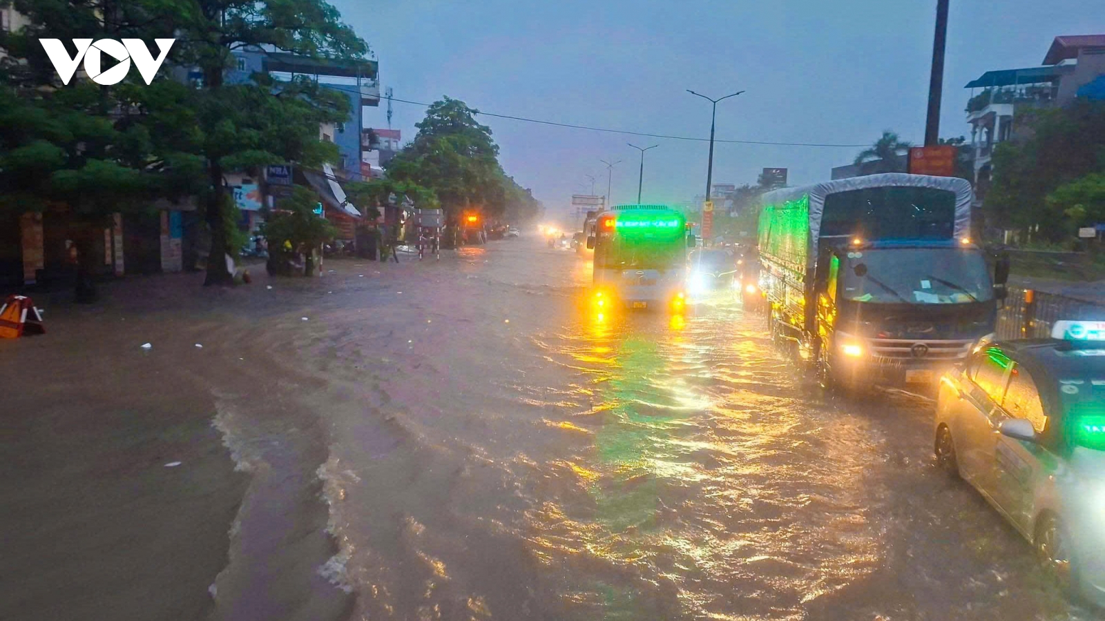 Hà Nội tiếp tục mưa lớn, nhiều tuyến phố thành "sông"