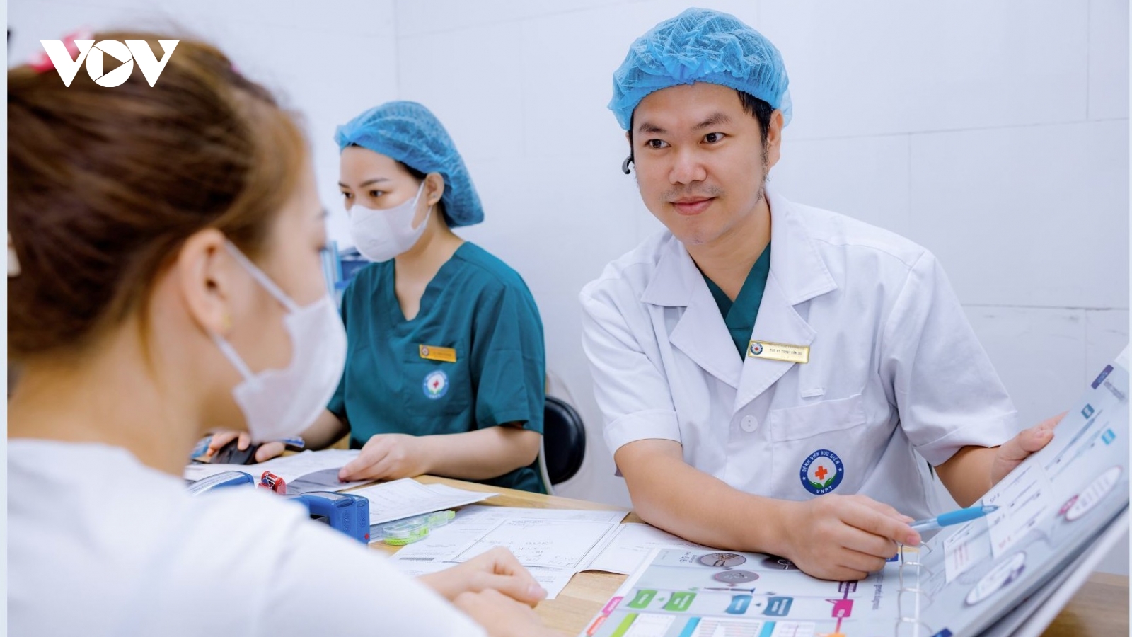 Xu hướng kết hôn muộn và giải pháp “đóng băng tuổi sinh sản”