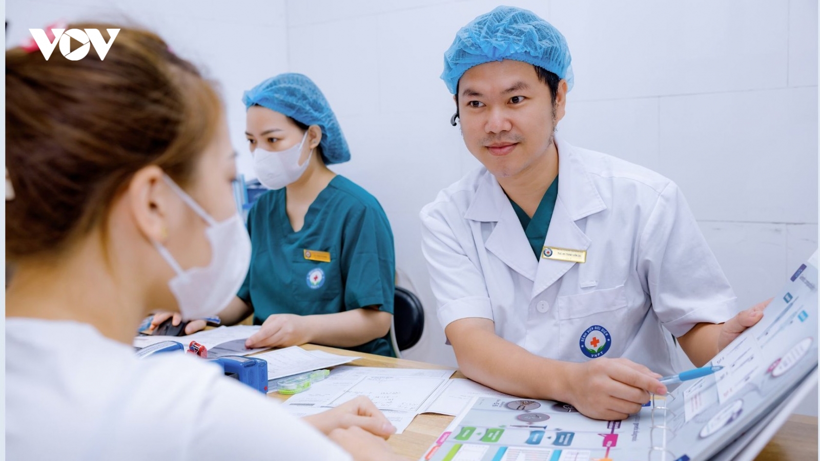Xu hướng kết hôn muộn và giải pháp “đóng băng tuổi sinh sản”