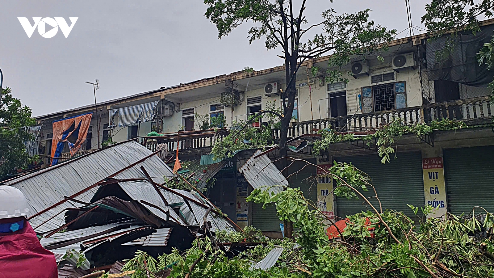 Mái nhà nhiều bệnh viện, trường học bị bão số 5 cuốn bay