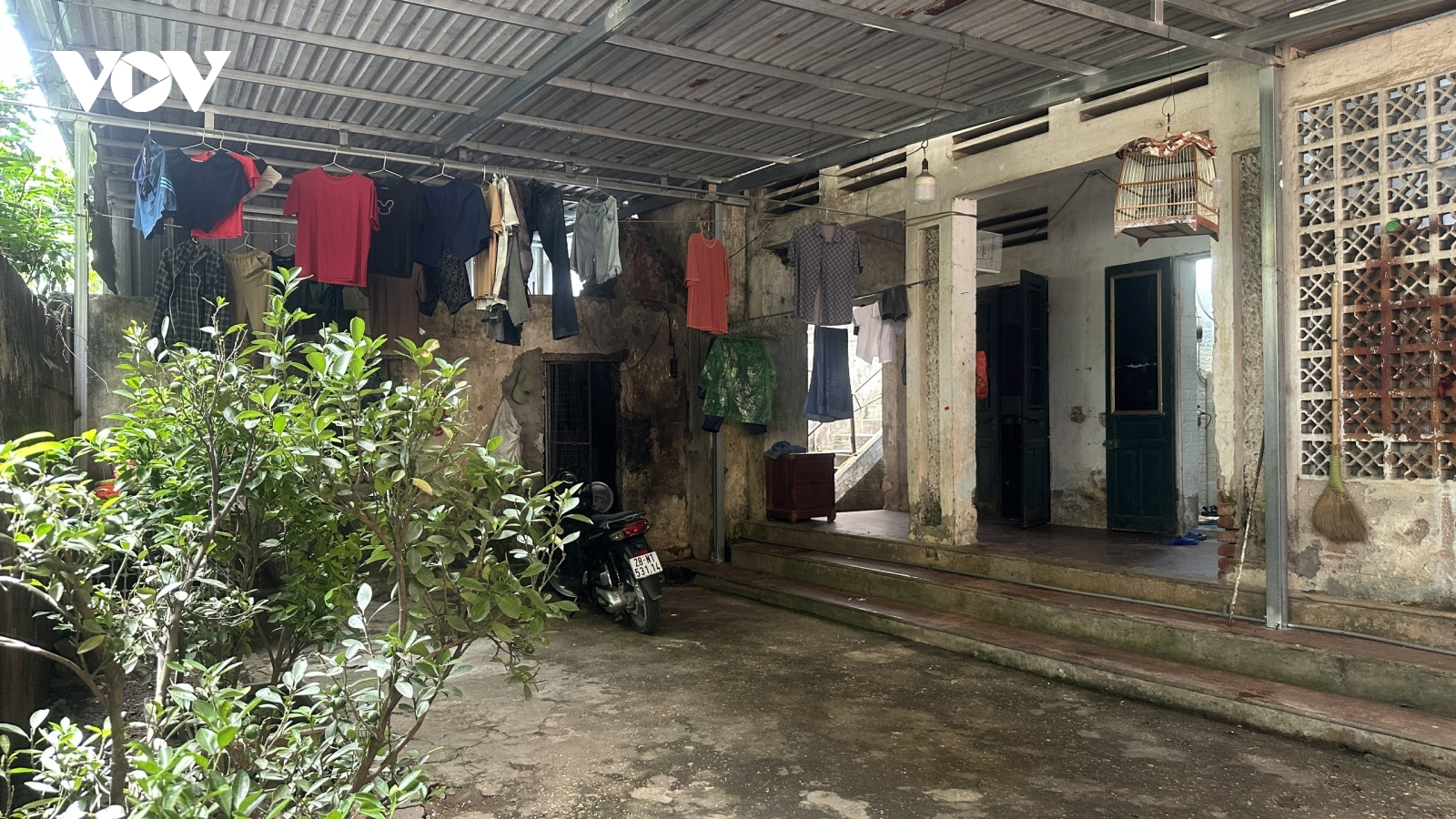 Hàng trăm hộ dân ven sông Đáy sống khổ sở vì không được xây nhà mới dù đất có sổ đỏ