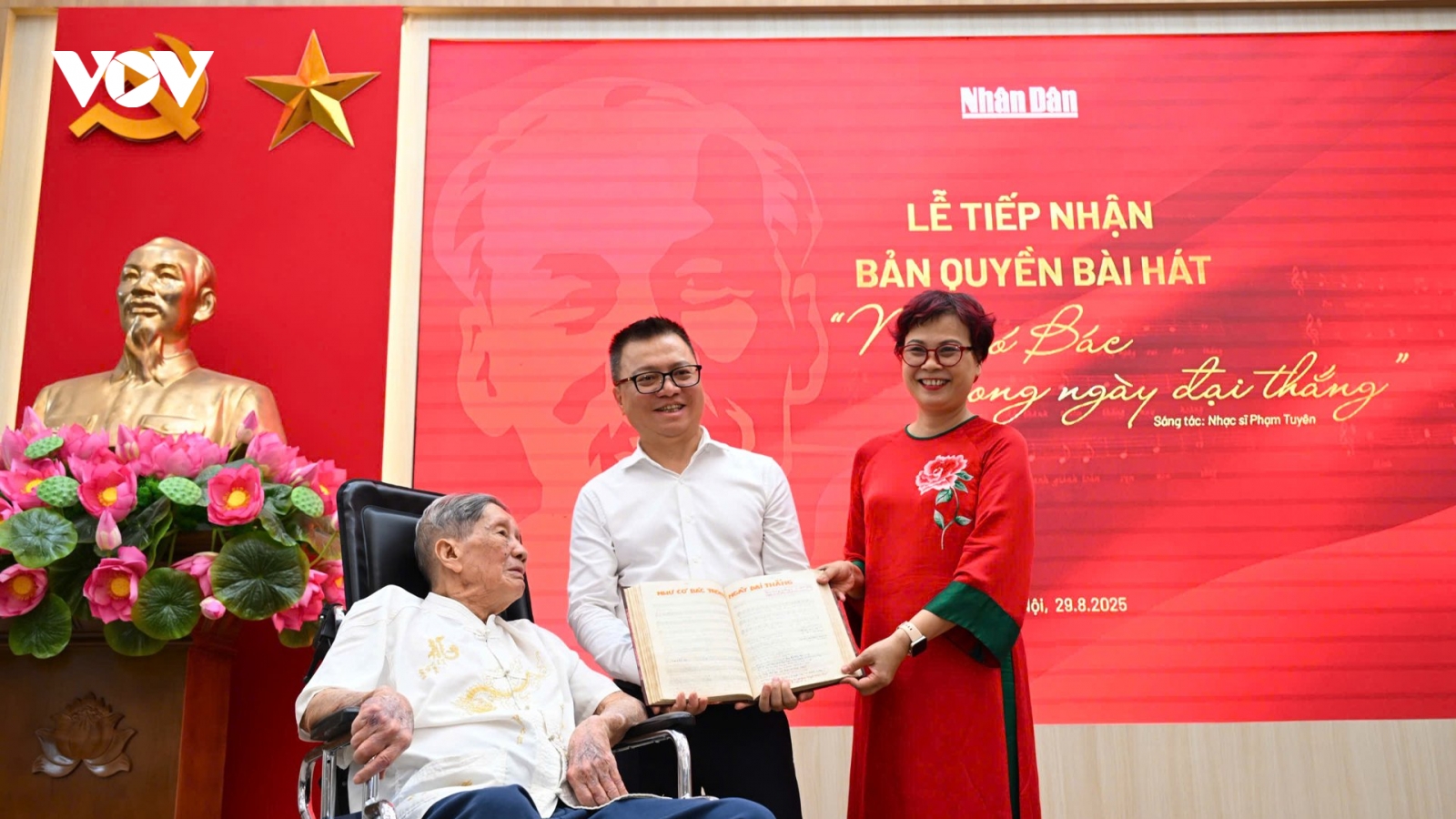 Nhạc sĩ Phạm Tuyên trao tặng bản thảo và bản quyền bài hát “Như có Bác trong ngày đại thắng”
