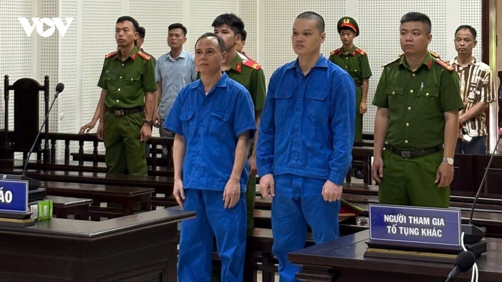 Dùng xe chở hàng chục người nhập cảnh trái phép vào Việt Nam