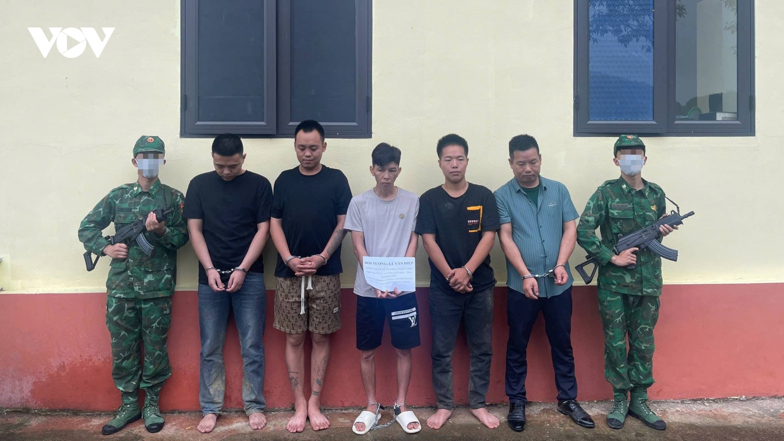 Dùng xe ô tô biển số giả đưa người nước ngoài nhập cảnh trái phép