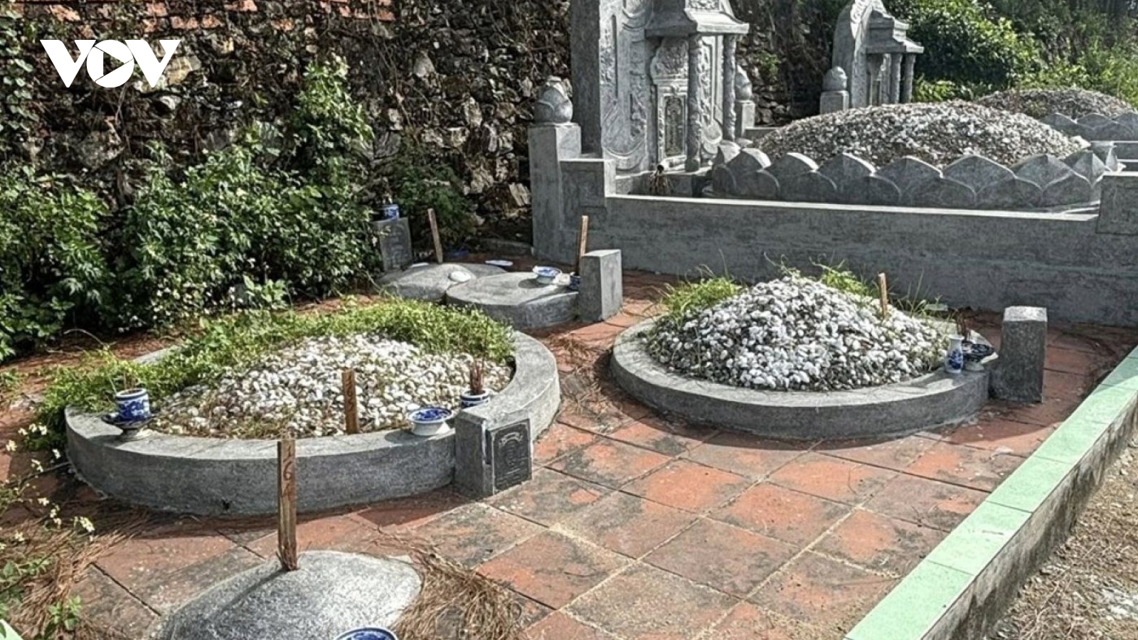 Người dân phường Kim Long, thành phố Huế bức xúc vì hàng loạt ngôi mộ bị đóng cọc