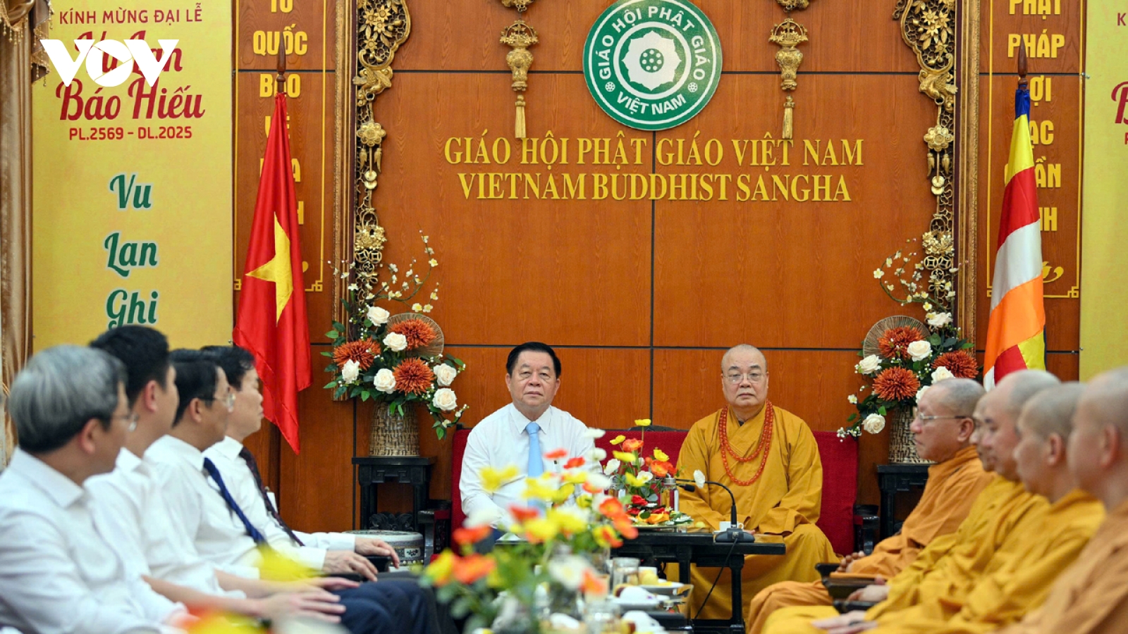 Trưởng Ban Tuyên giáo và Dân vận Trung ương thăm, chúc mừng các tổ chức tôn giáo