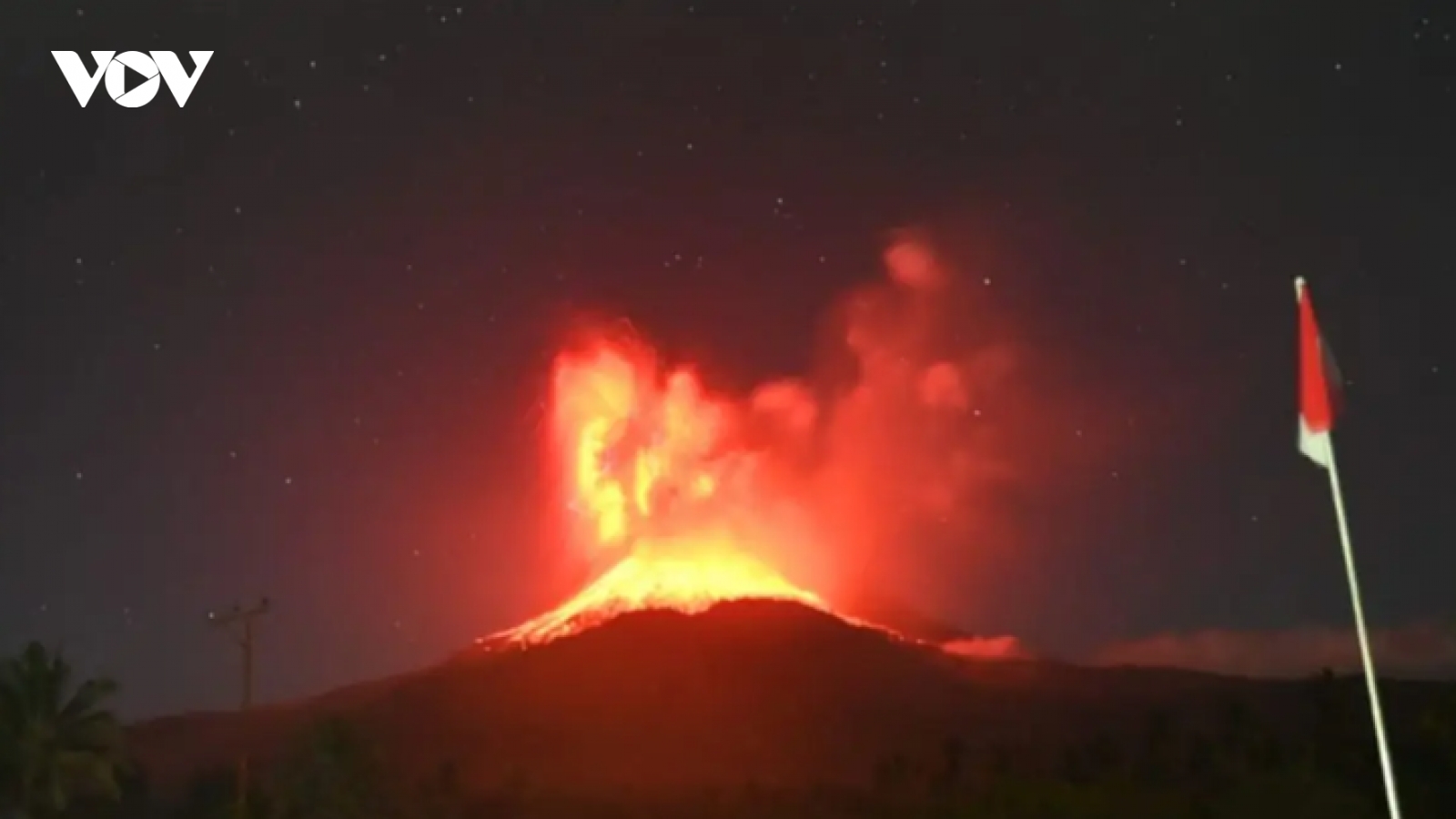 Núi lửa Lewotobi Laki-laki ở Indonesia phun trào trở lại, cột tro bụi cao tới 18km