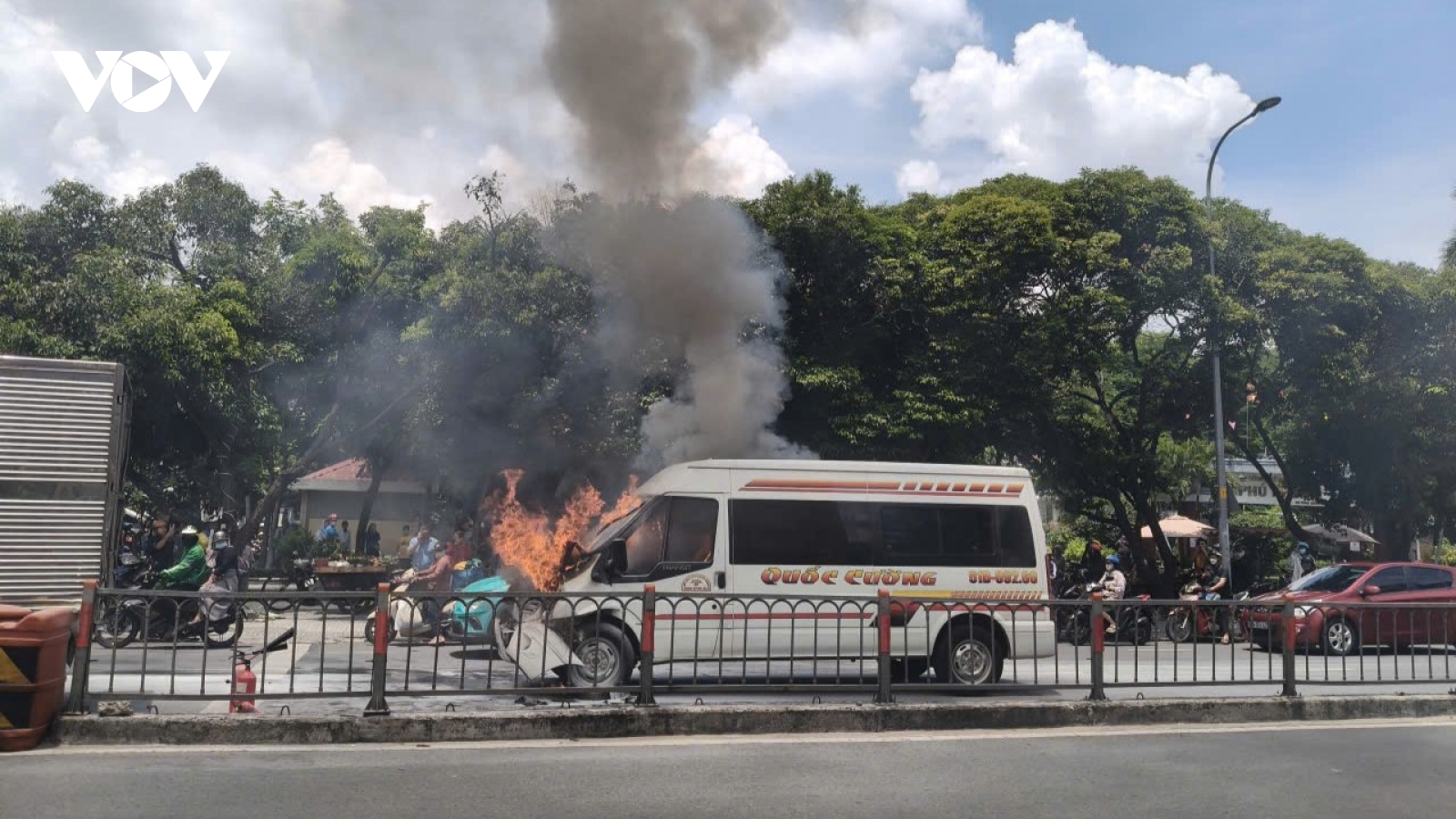Ô tô 16 chỗ bốc cháy dữ dội giữa trưa tại TP.HCM