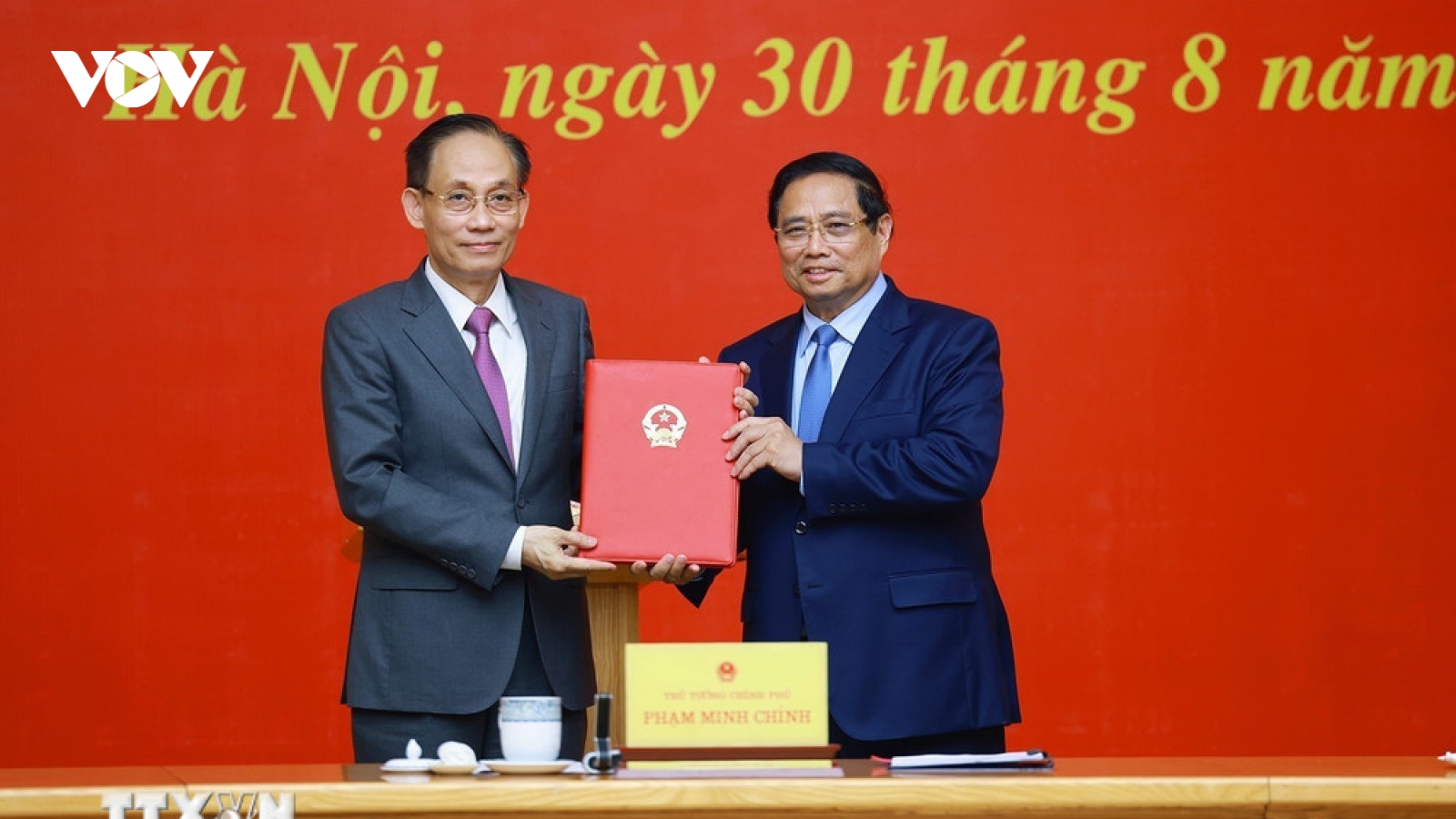 Thủ tướng trao quyết định giao quyền Bộ trưởng Bộ Ngoại giao