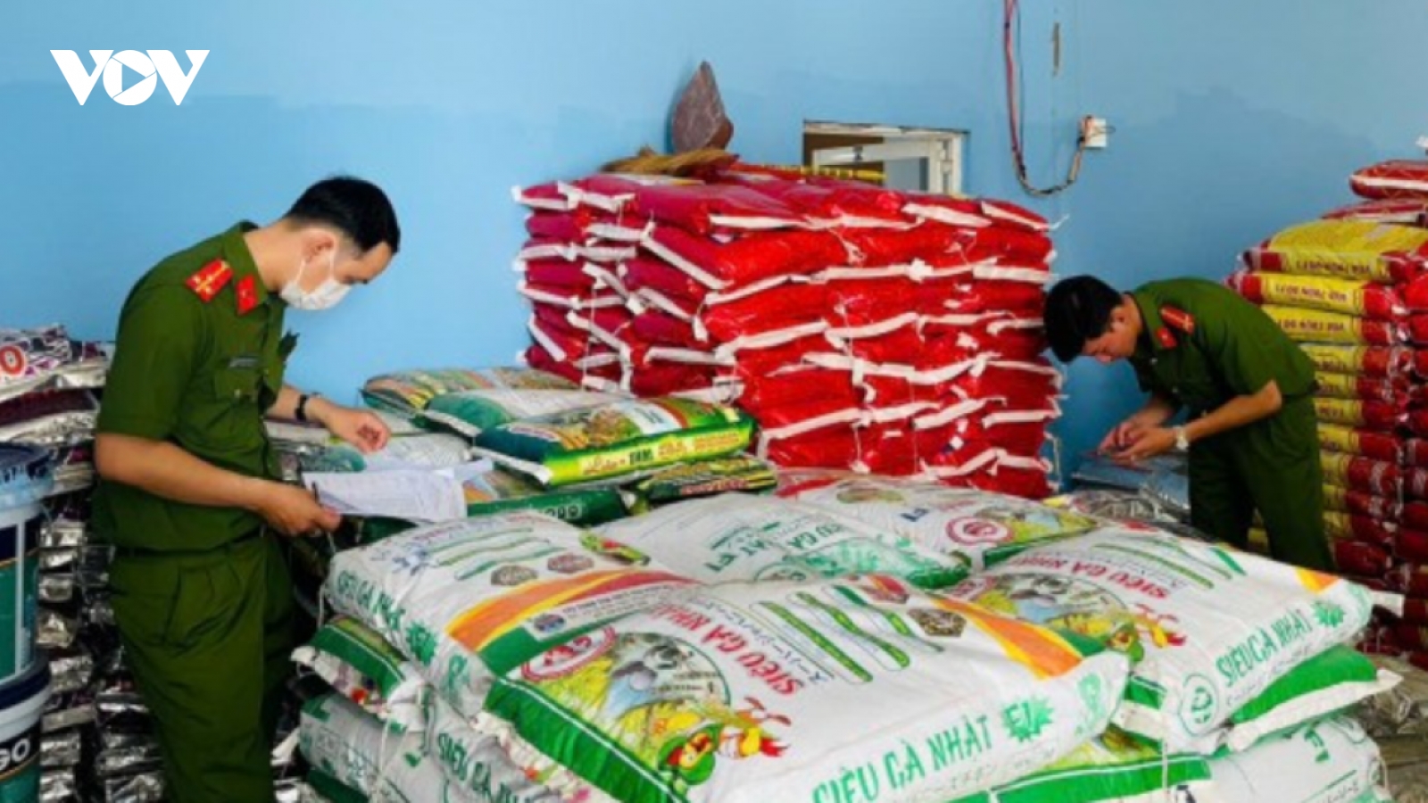 Tạm giữ hàng chục tấn phân bón, hóa chất không giấy tờ ở Cà Mau