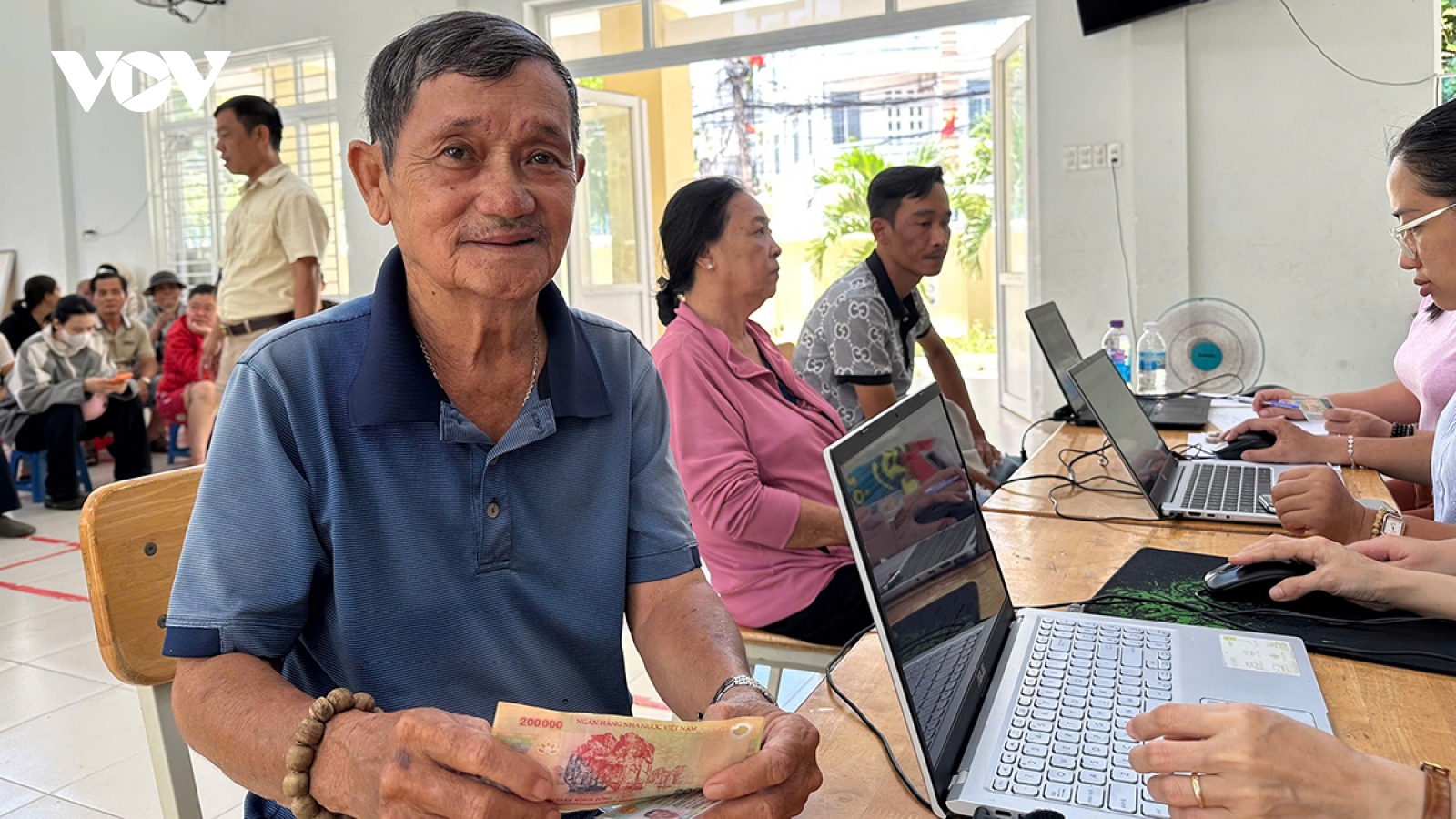 Người dân phấn khởi nhận quà Tết Độc lập