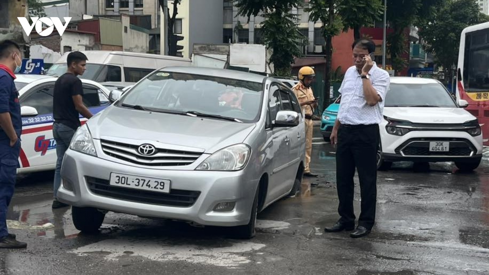 Ô tô 7 chỗ bất ngờ bị sụt xuống "hố tử thần" trên đường Nguyễn Chí Thanh, Hà Nội