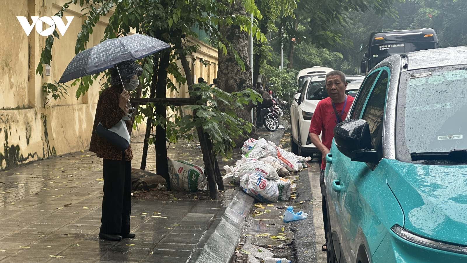 Sau lệnh tổng vệ sinh, rác thải vẫn "rơi vãi" đầy các không gian công cộng ở Hà Nội