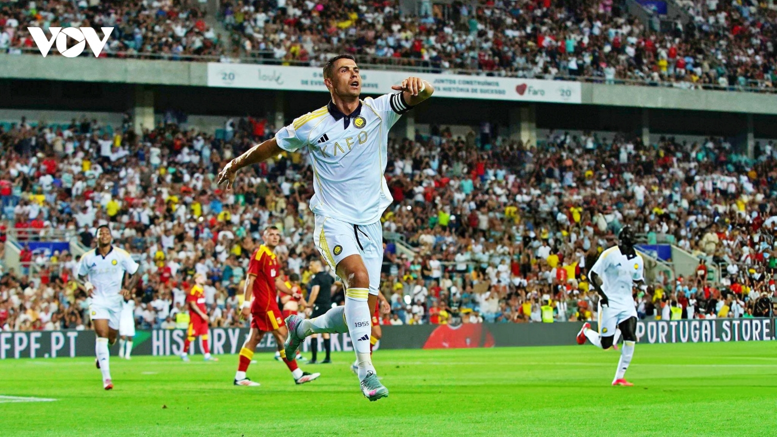 Ronaldo ghi hat-trick, tiếp tục chinh phục cột mốc 1.000 bàn thắng