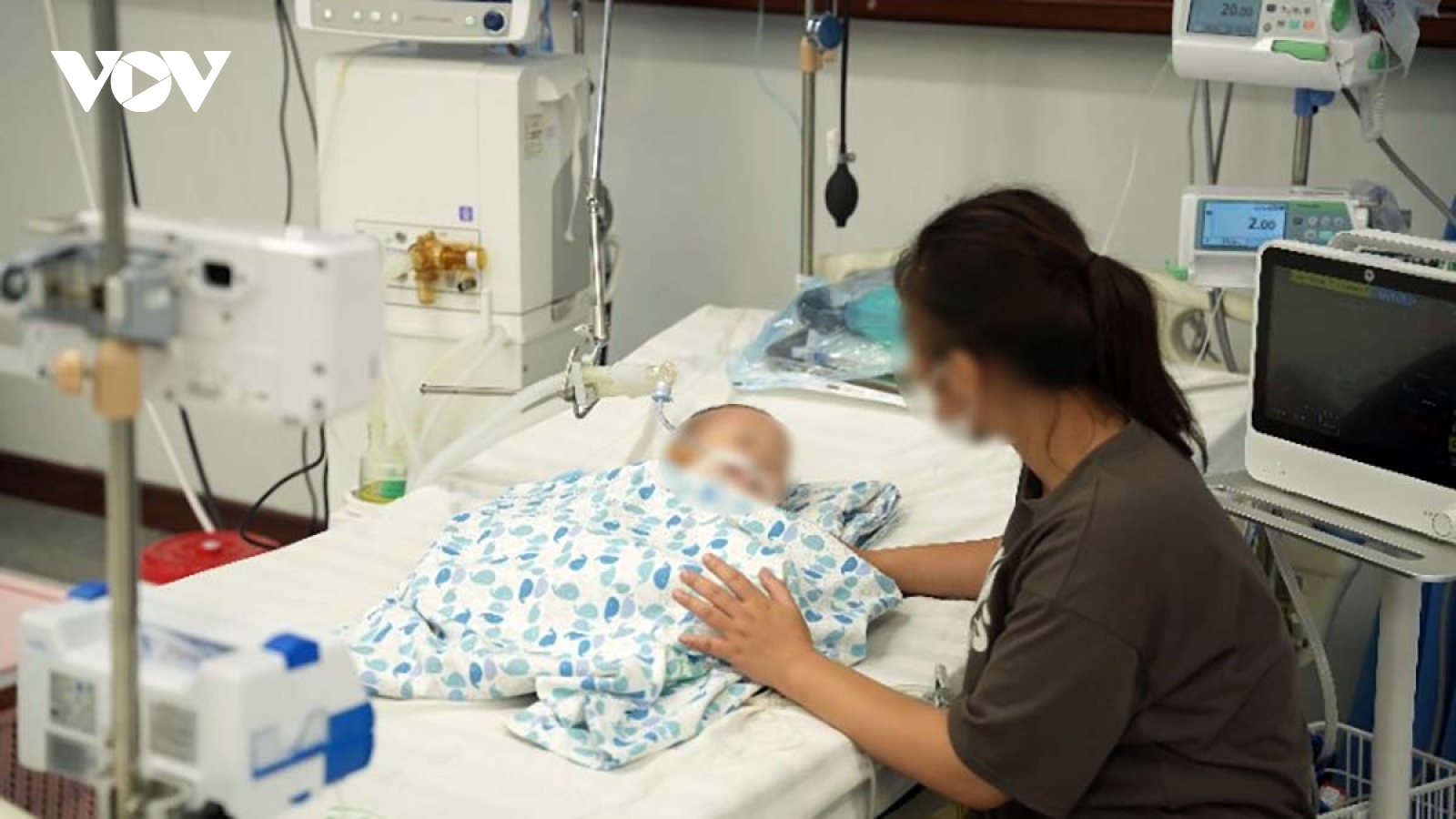 Bé trai 15 tháng tuổi nhập viện cấp cứu vì uống phải tinh dầu đuổi muỗi