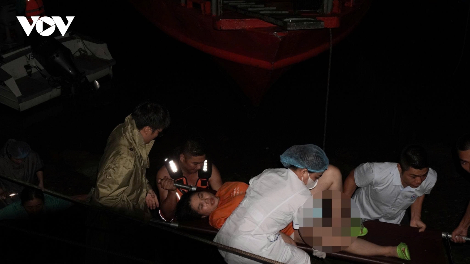 Quảng Ninh: Vượt biển trong đêm cứu sống sản phụ nguy kịch