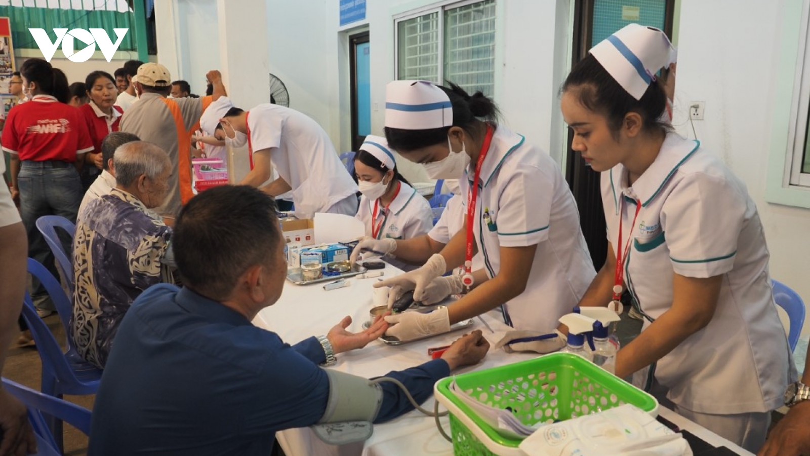 Đại sứ quán và doanh nghiệp Việt Nam tại Campuchia khám bệnh cho bà con ở Phnom Penh