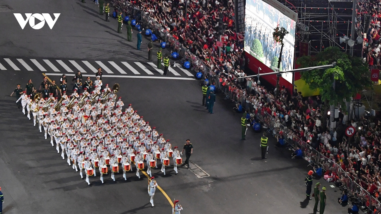 Mãn nhãn khung hình sơ duyệt diễu binh A80 nhìn từ trên cao