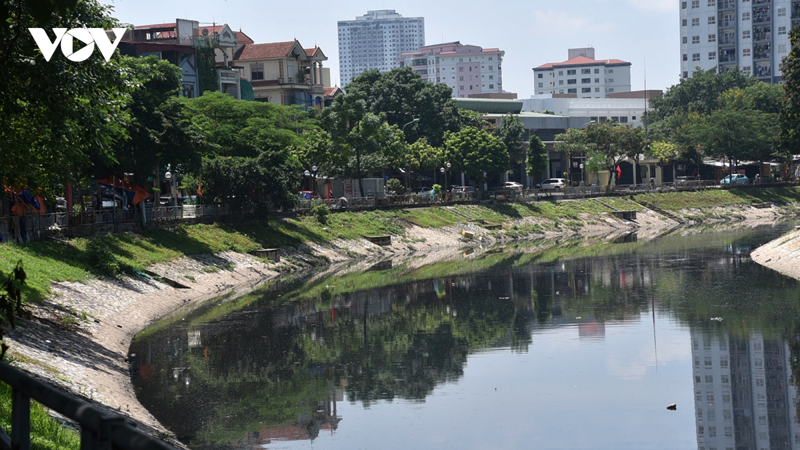 Dòng nước đặc quánh bùn đen của sông Tô Lịch sẽ được hồi sinh trước ngày 2/9