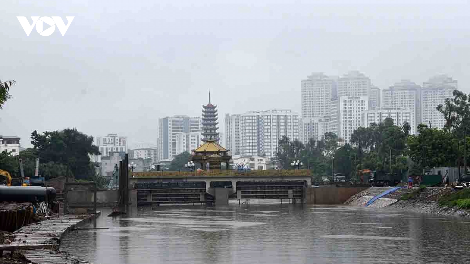 Đập dâng đầu tiên trên sông Tô Lịch mở hai cửa xả nước