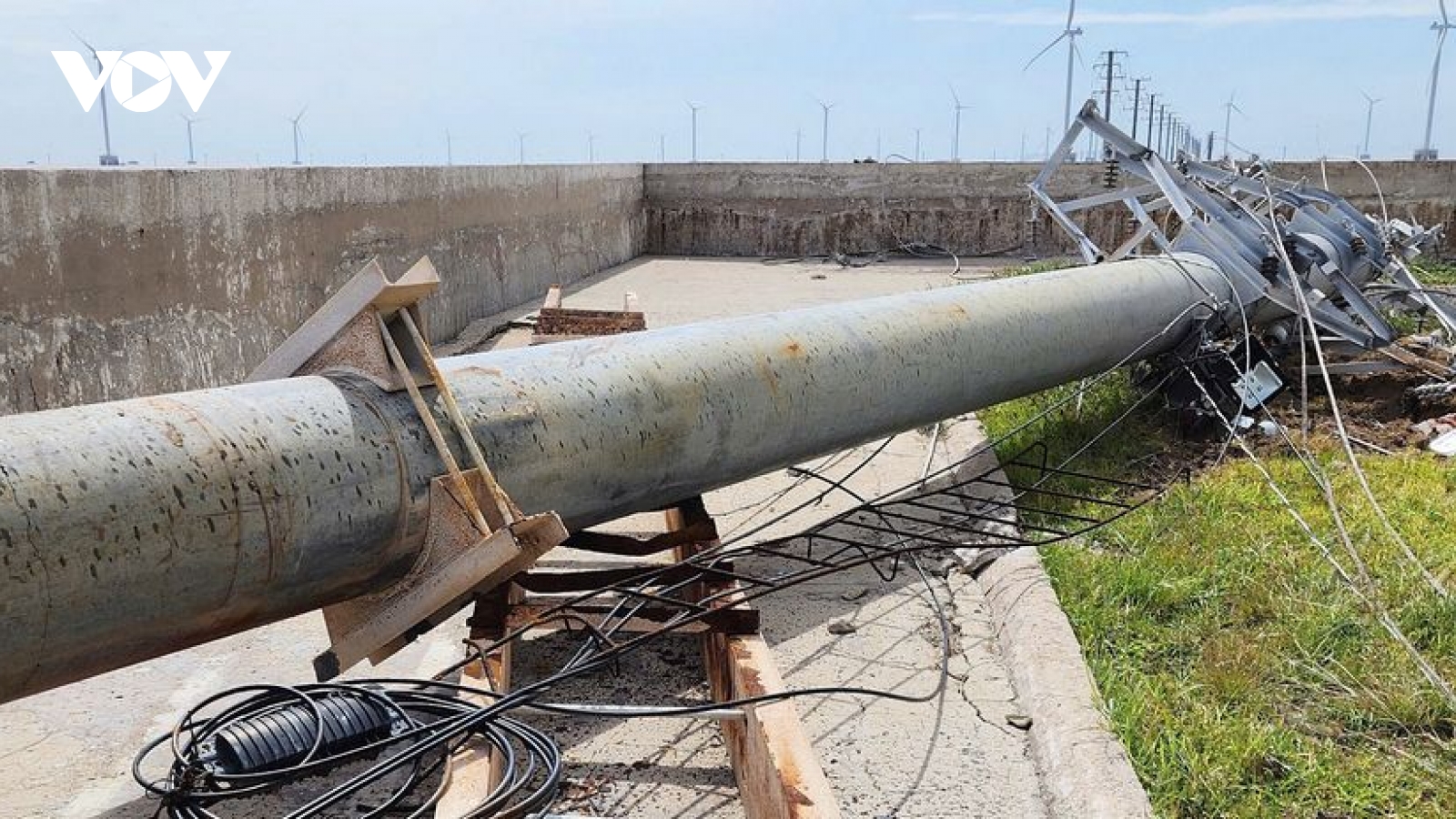 Vĩnh Long đề nghị đổi phương án truyền dẫn điện sau sự cố đổ 13 trụ điện gió