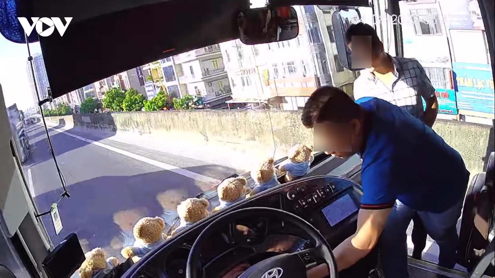 Xác minh hình ảnh một người đàn ông lên rút chìa khóa xe khách rồi bỏ đi, ở Hà Nội