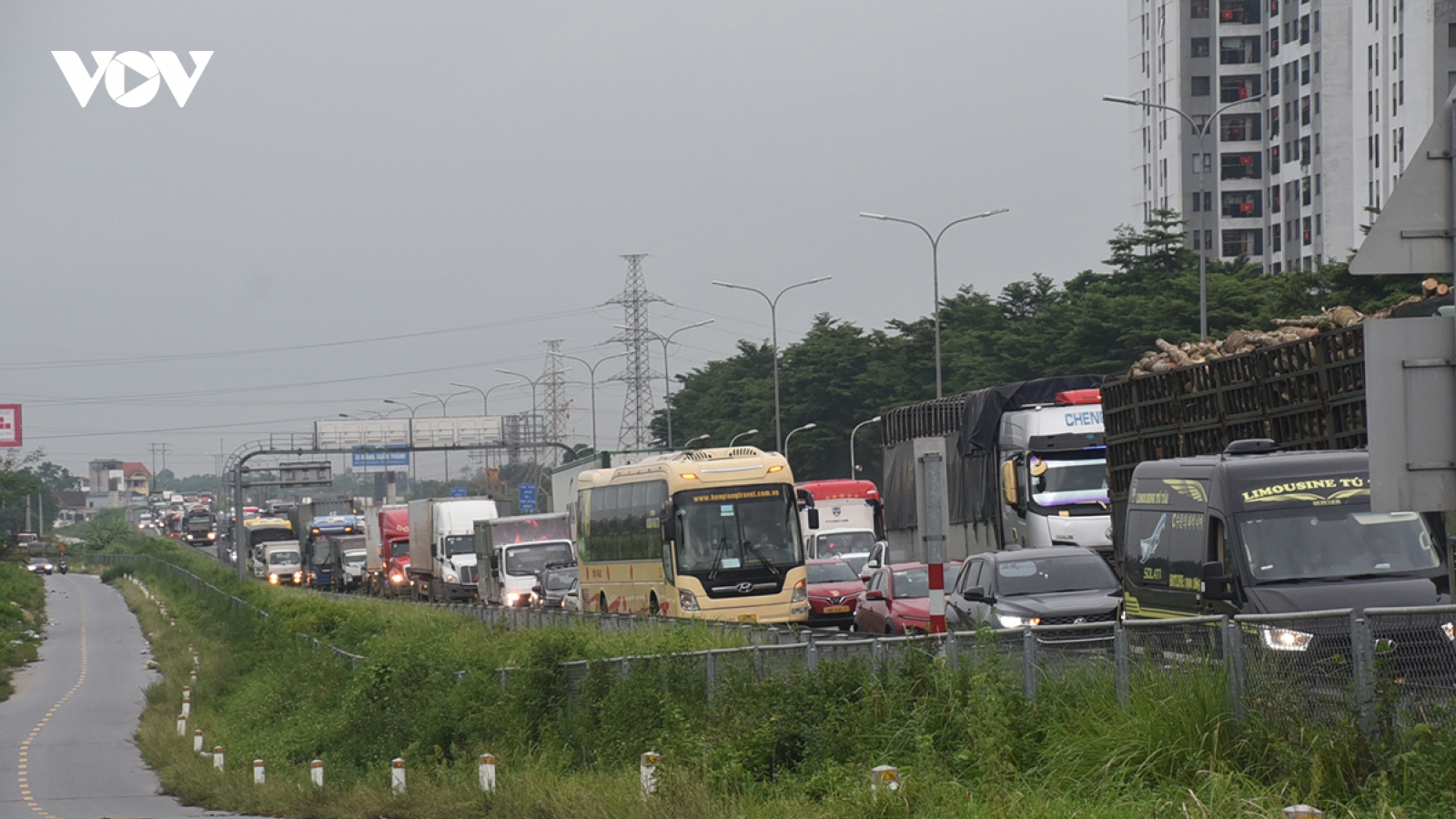Dòng phương tiện ùn ứ kéo dài ở cửa ngõ phía Nam trước ngày nghỉ lễ Quốc khánh 2/9