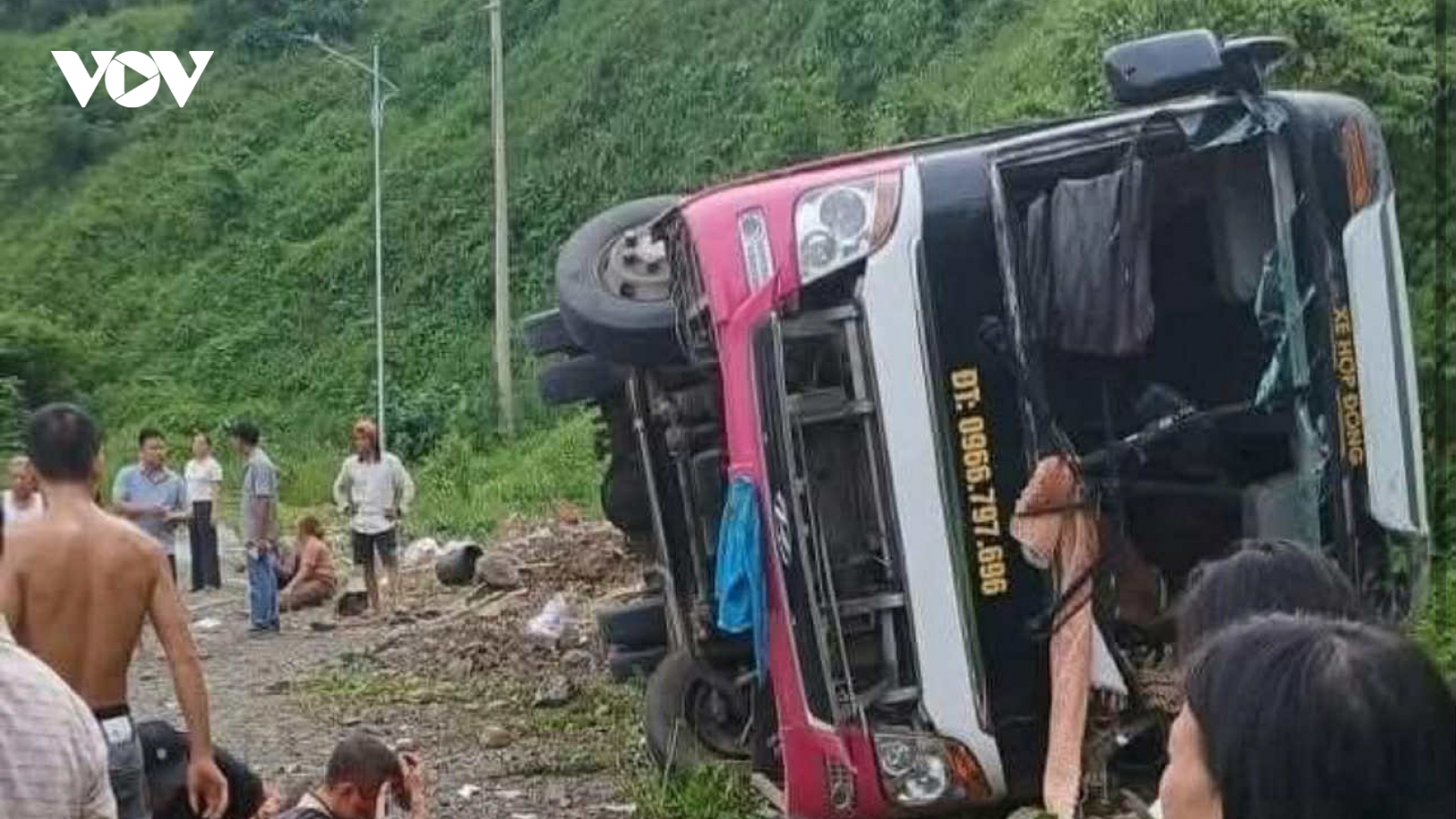 Lật xe khách ở dốc Cun (Phú Thọ), 1 người tử vong