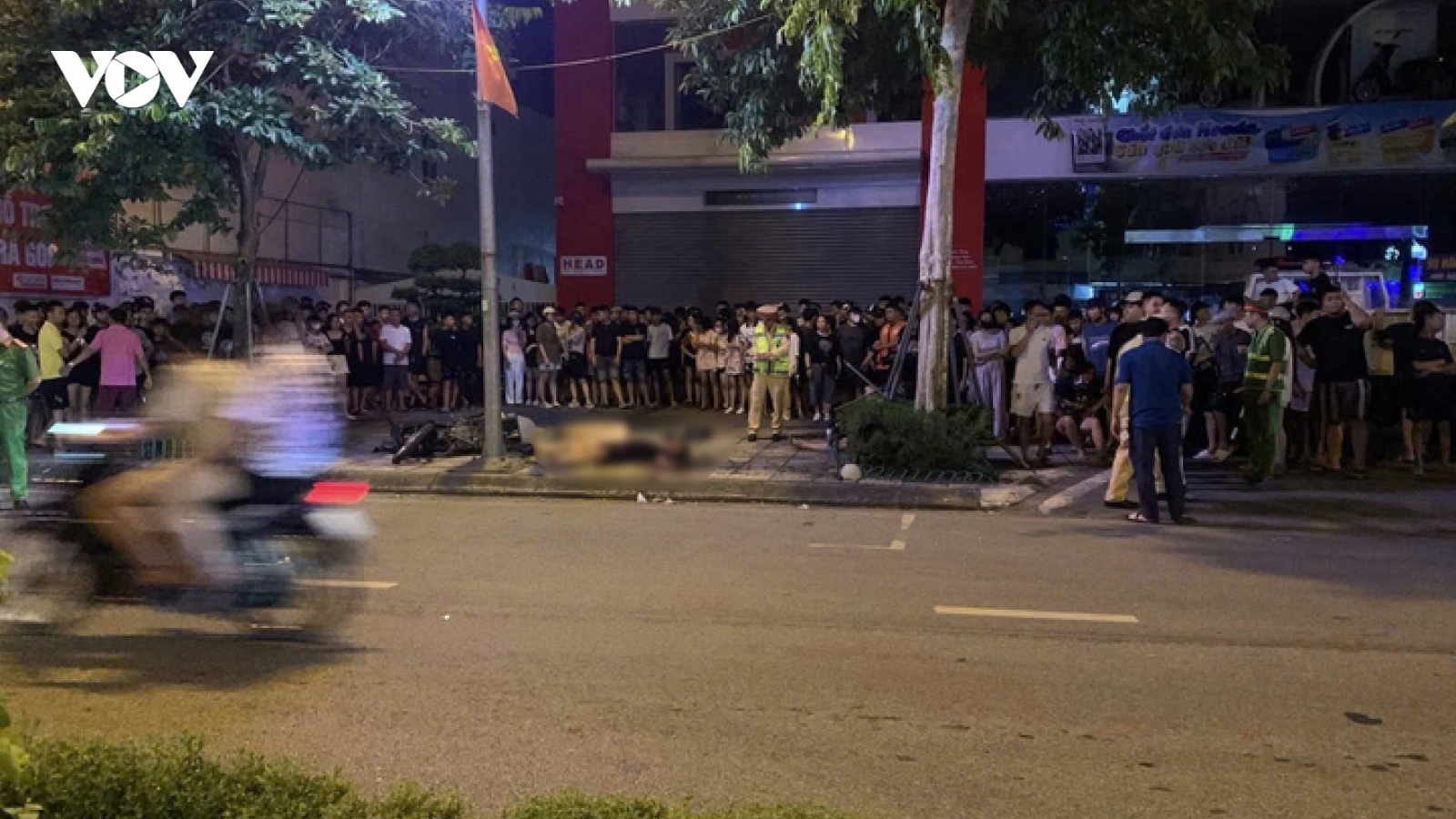 Xe máy chở 3 lao vào cột đèn khiến 1 người chết, 2 người nhập viện