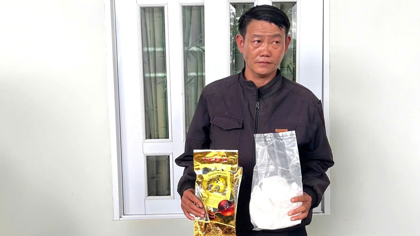 Bắt người đàn ông vận chuyển 1kg ma túy tổng hợp dạng đá