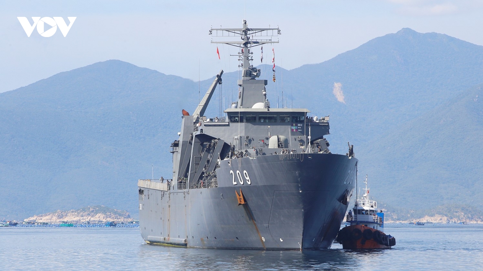 Tàu Hải quân Singapore cập Cảng Cam Ranh