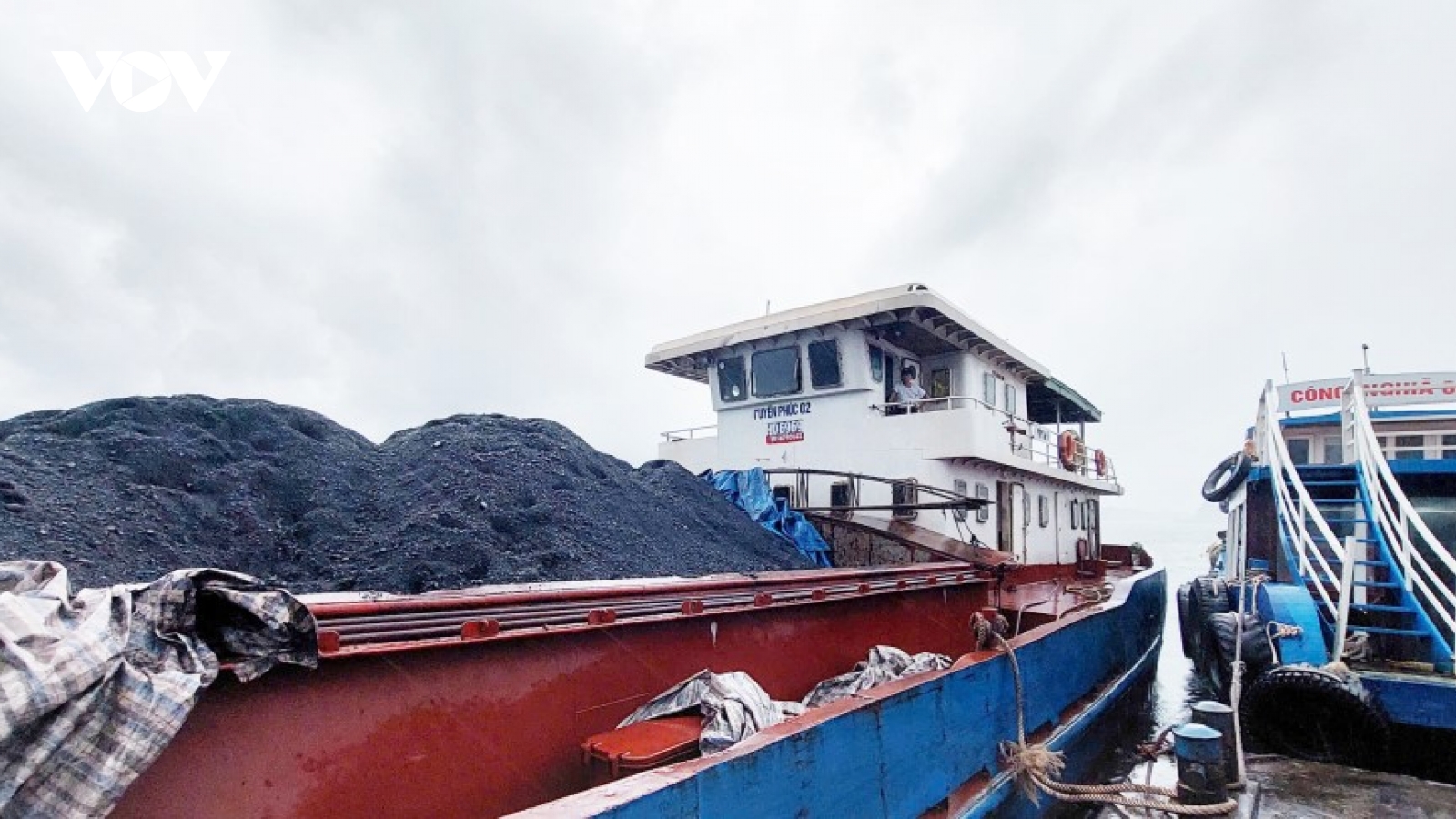 Cứu hộ tàu hàng gặp nạn trên biển ở Quảng Ninh