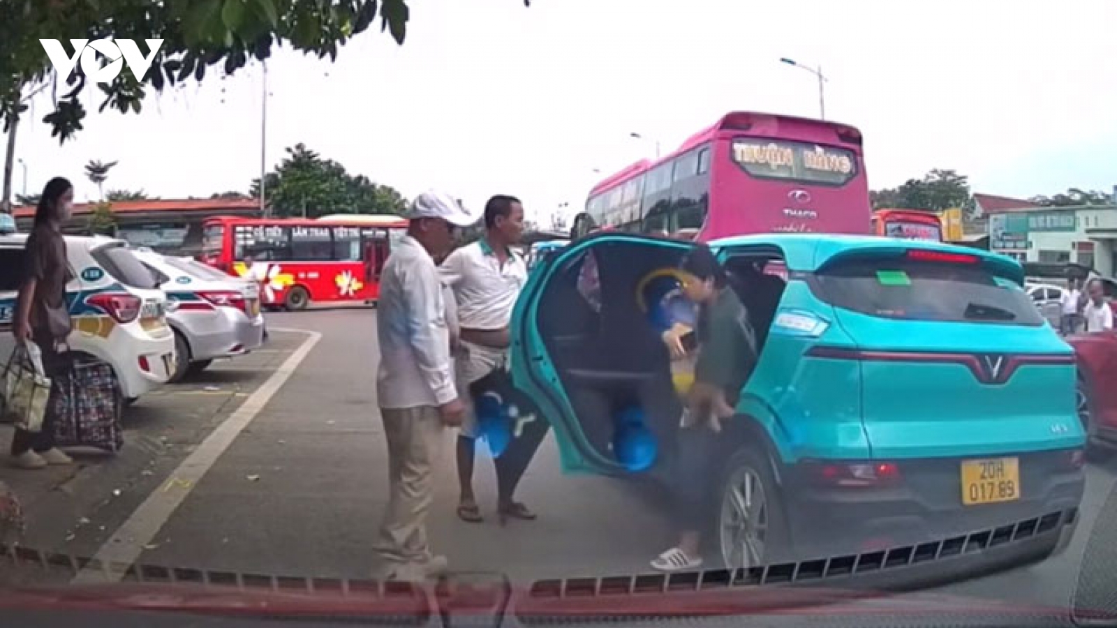 Làm rõ vụ nhóm người ngăn taxi công nghệ, ép khách rời xe