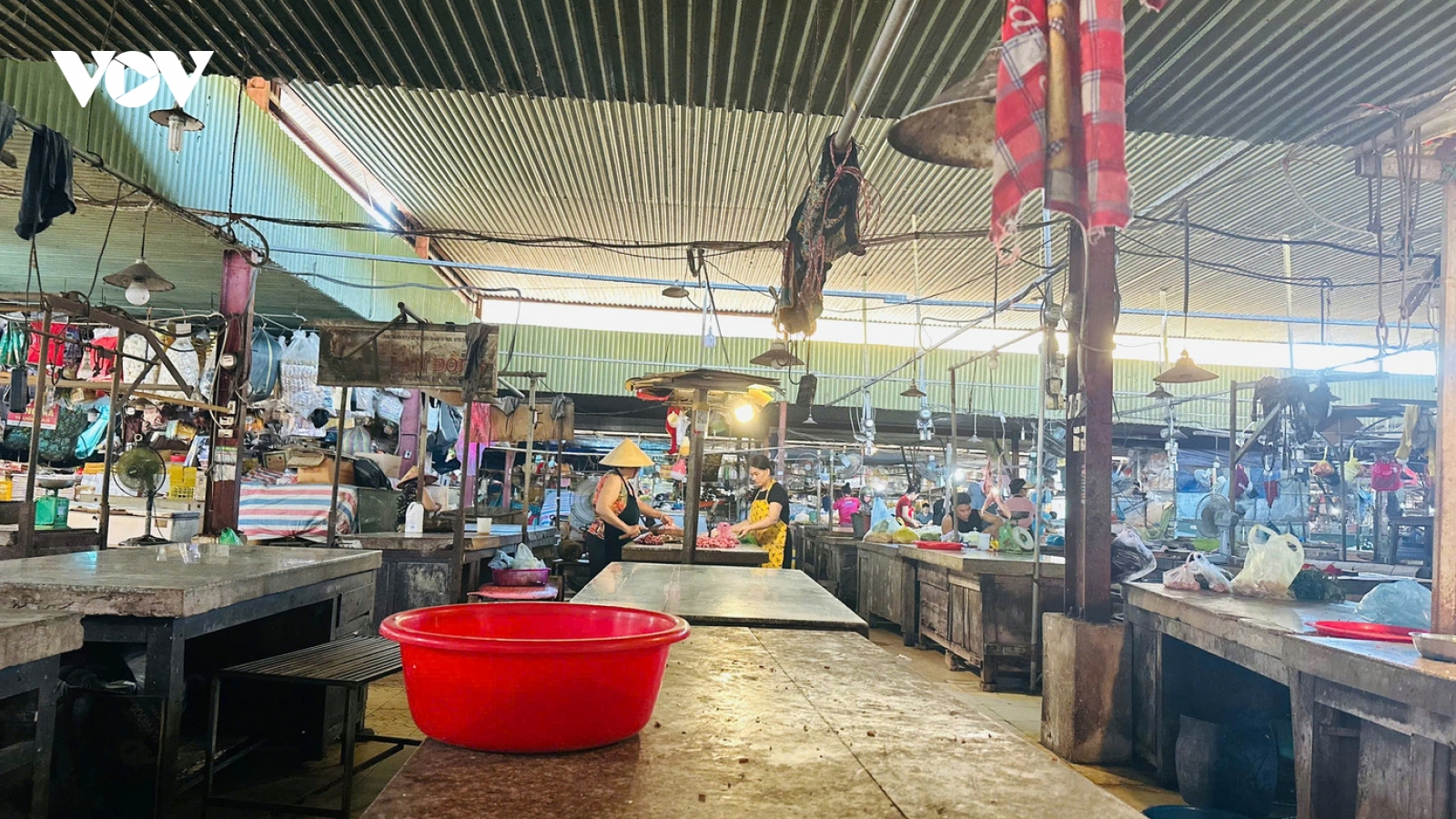 Nhiều sạp hàng ở chợ dân sinh đóng cửa vì dịch tả lợn châu Phi