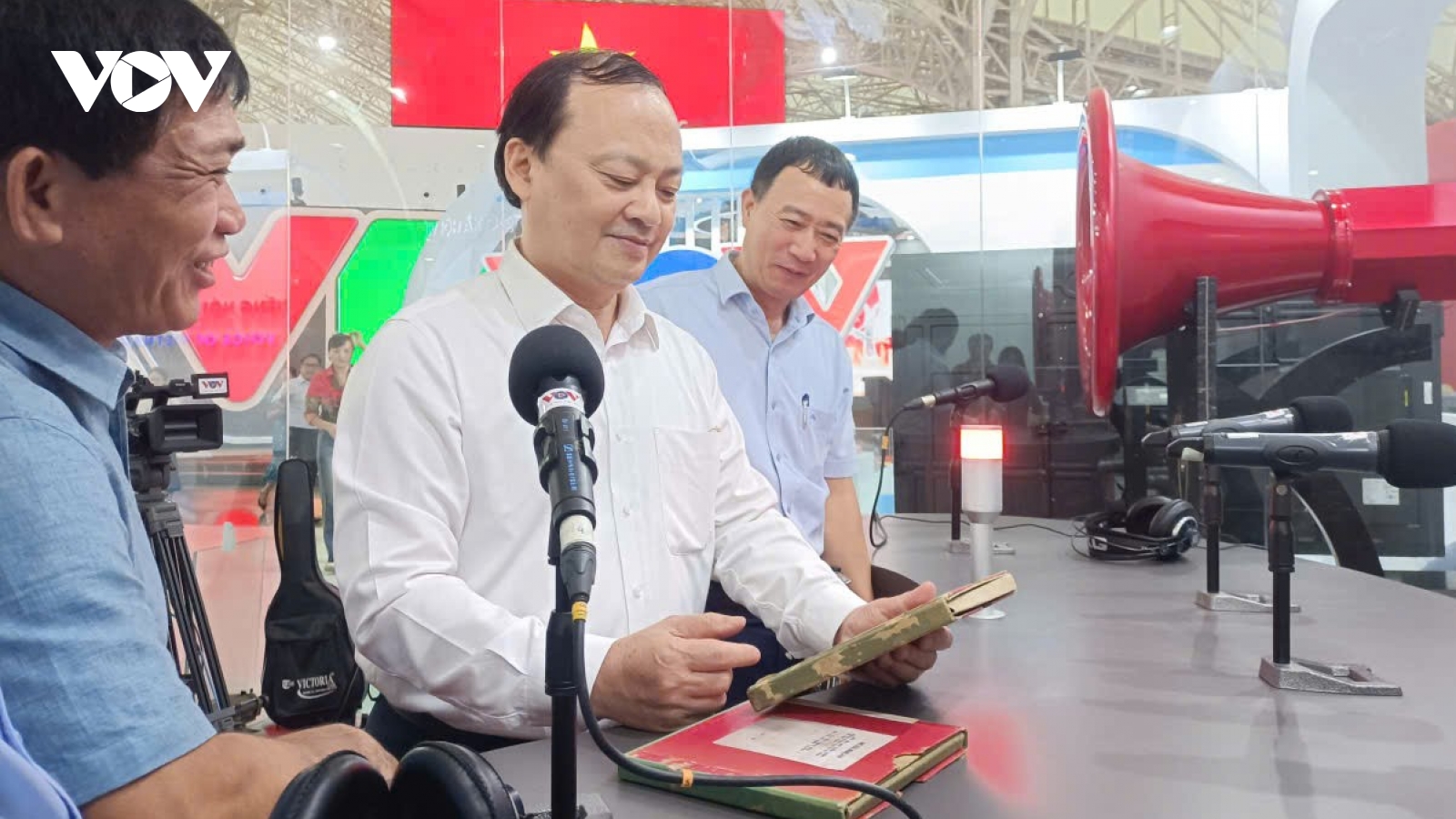 Tổng Giám đốc Đỗ Tiến Sỹ thăm gian trưng bày của VOV tại Triển lãm 80 năm