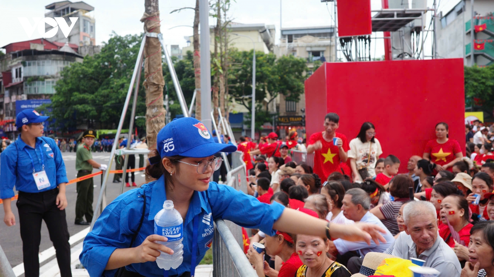 Những tình nguyện viên hỗ trợ, thức xuyên đêm cùng người dân chờ xem diễu binh