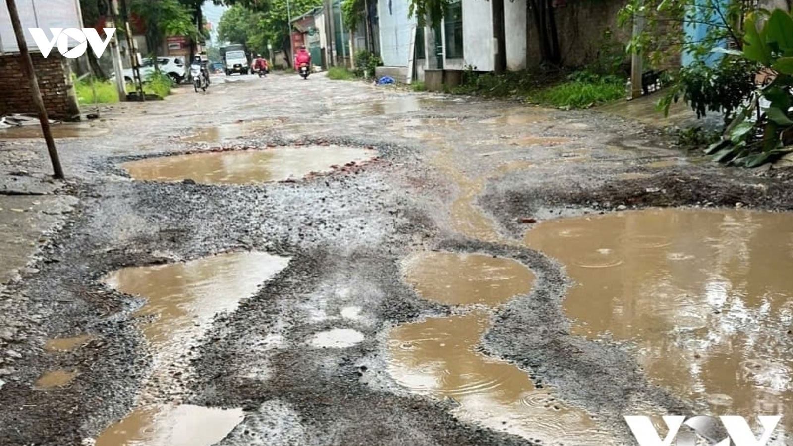 Tỉnh lộ 418 (Hà Nội) xuống cấp: Dân khổ sở chờ đợi, chính quyền... im lặng
