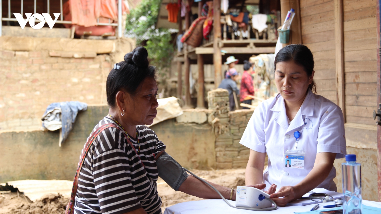 Tình người trong lũ dữ ở Điện Biên