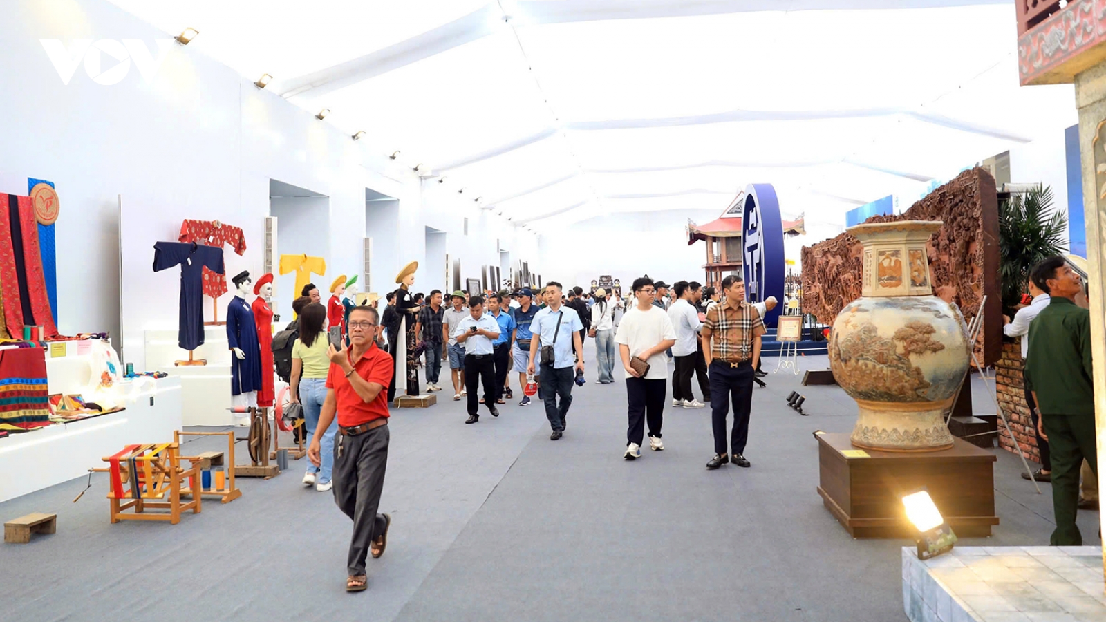 Du khách thích thú trải nghiệm Không gian Truyền thống và Sáng tạo Hà Nội 2025