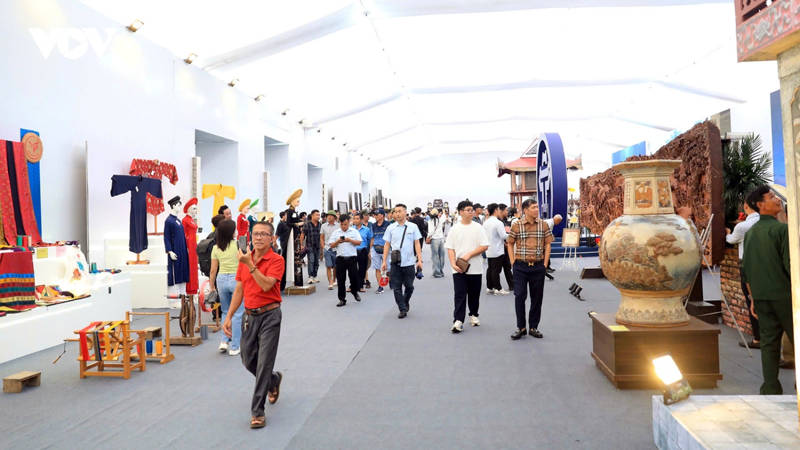 Du khách thích thú trải nghiệm Không gian Truyền thống và Sáng tạo Hà Nội 2025