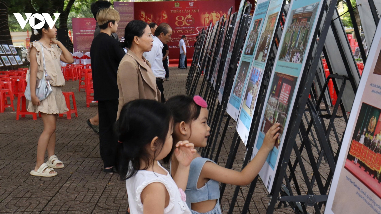 Những khoảnh khắc lịch sử tại triển lãm ảnh Công an Đắk Lắk