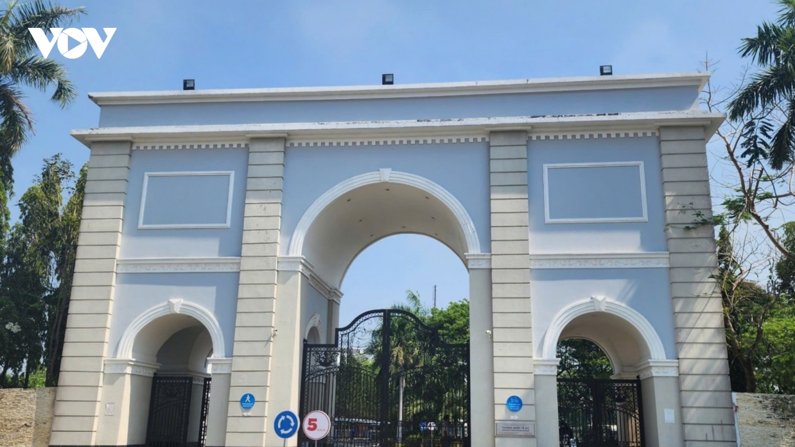 Đề xuất giải thể trường Quốc tế Mỹ