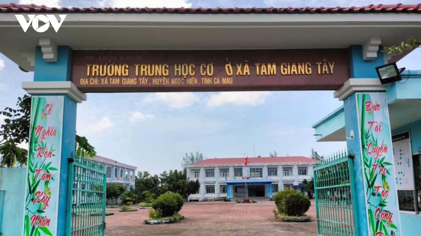 Hiệu trưởng ở Cà Mau bị cáo buộc tham ô 10,7 triệu đồng được tại ngoại