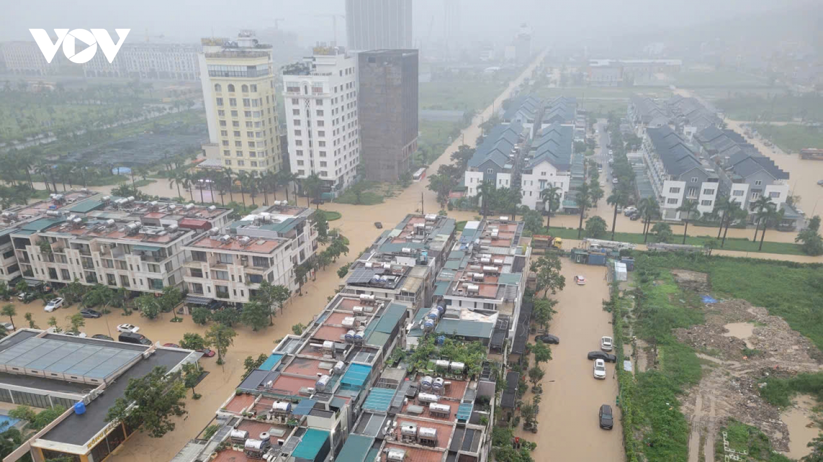 Mưa to khiến nhiều tuyến phố ngập úng cục bộ ở Quảng Ninh